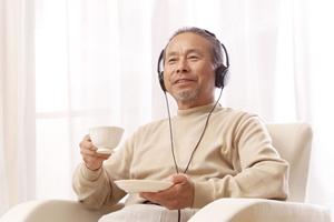 補聴器機能が付いた高性能イヤホンを販売